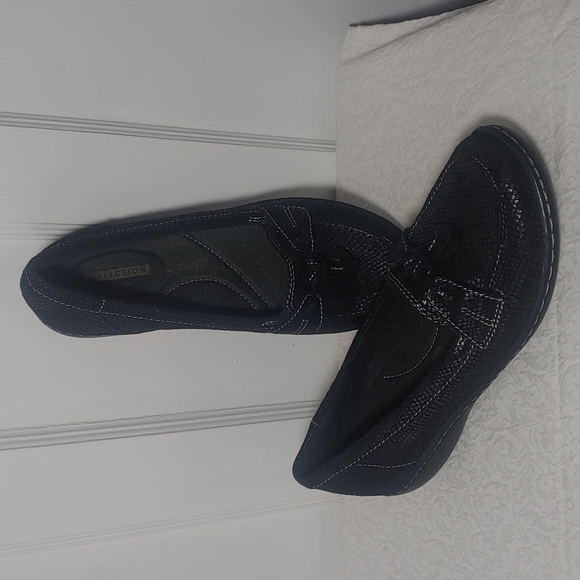 Mocasín Clarks Ashland Bubble Para Mujer – Piel Negra, Sin Cordones, Plantilla Ortholite, Suela Flexible